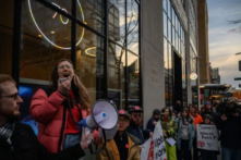 Các thành viên của Liên đoàn Nhân viên Alphabet tổ chức một cuộc biểu tình bên ngoài văn phòng Google để phản đối việc sa thải nhân viên gần đây, tại New York hôm 02/02/2023. (Ảnh: Ed Jones/AFP/Getty Images)
