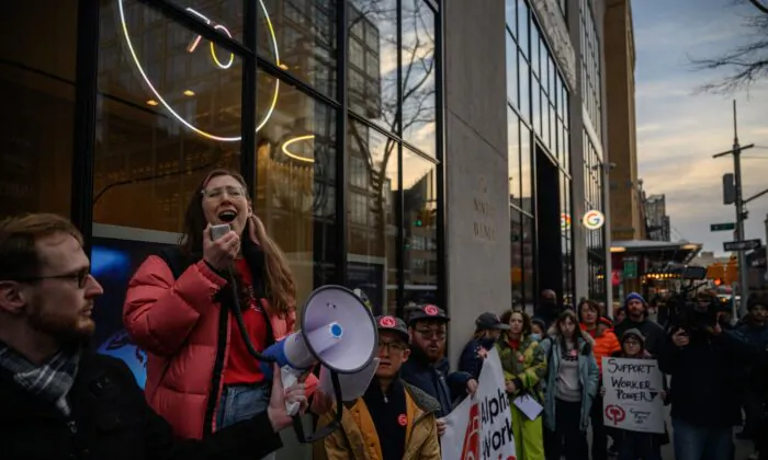 Các thành viên của Liên đoàn Nhân viên Alphabet tổ chức một cuộc biểu tình bên ngoài văn phòng Google để phản đối việc sa thải nhân viên gần đây, tại New York hôm 02/02/2023. (Ảnh: Ed Jones/AFP/Getty Images)