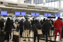 Những hành khách xếp hàng chờ làm thủ tục để lên chuyến bay của họ tại quầy dịch vụ của hãng hàng không Southwest Airlines tại Phi trường LaGuardia ở New York, vào ngày 27/12/2022. (Ảnh: Yuki Iwamura/AP Photo)