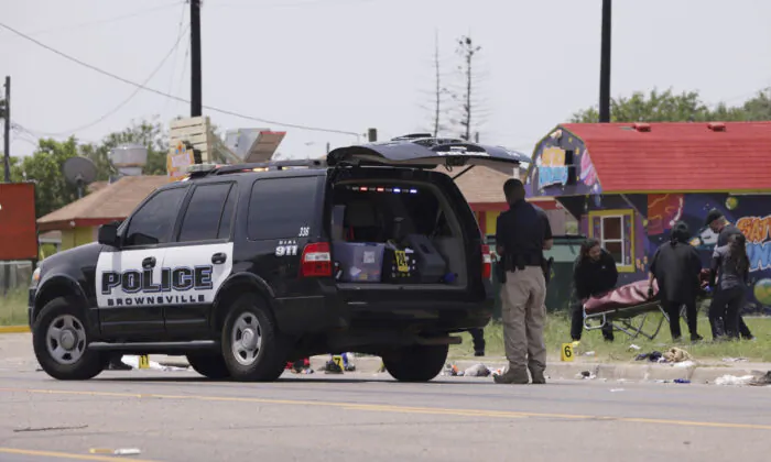 Cảnh sát xác định nghi phạm với ‘danh sách dài tiền án tiền sự’’ sau khi 8 người thiệt mạng bên ngoài trung tâm Texas