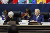 Tổng thống Hoa Kỳ Joe Biden nói cùng Bộ trưởng Ngân khố Hoa Kỳ Janet Yellen tại phiên họp bế mạc về An ninh Lương thực tại Hội nghị thượng đỉnh các Nhà lãnh đạo Hoa Kỳ-Châu Phi, ở Hoa Thịnh Đốn hôm 15/12/2022. (Ảnh: Anna Moneymaker/Getty Images)