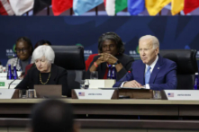 Tổng thống Hoa Kỳ Joe Biden nói cùng Bộ trưởng Ngân khố Hoa Kỳ Janet Yellen tại phiên họp bế mạc về An ninh Lương thực tại Hội nghị thượng đỉnh các Nhà lãnh đạo Hoa Kỳ-Châu Phi, ở Hoa Thịnh Đốn hôm 15/12/2022. (Ảnh: Anna Moneymaker/Getty Images)