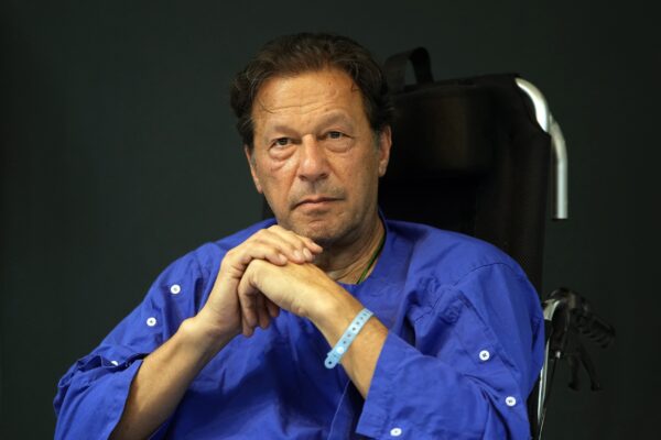 Cựu Thủ tướng Pakistan Imran Khan nói trong cuộc họp báo ở bệnh viện Shaukat Khanum, ở Lahore, Pakistan, vào ngày 04/11/2022. (Ảnh: K.M. Chaudhry/AP Photo)