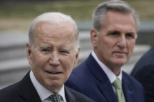 Tổng thống Joe Biden và Chủ tịch Hạ viện Kevin McCarthy (Cộng Hòa-California) rời Điện Capitol sau Tiệc trưa Những Bằng hữu của Ireland vào Ngày Thánh Patrick, tại Hoa Thịnh Đốn, hôm 17/03/2023. (Ảnh: Drew Angerer/Getty Images)