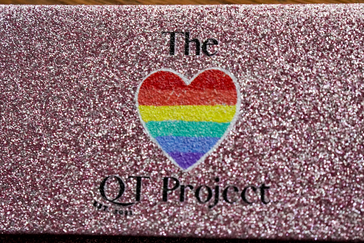 Một bộ lông mi giả được chuyển đến cho trẻ em từ tổ chức Queer Trans Projects. (Ảnh: The Epoch Times)
