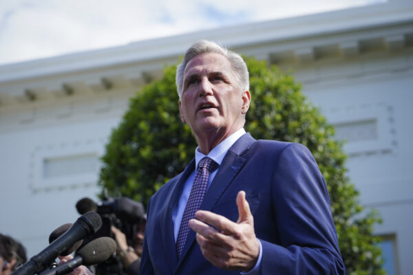 Chủ tịch Hạ viện Kevin McCarthy (Cộng Hòa-California) nói với báo chí sau cuộc gặp với Tổng thống Joe Biden và các nhà lãnh đạo khác tại Tòa Bạch Ốc ở Hoa Thịnh Đốn hôm 09/05/2023. (Ảnh: Madalina Vasiliu/The Epoch Times)