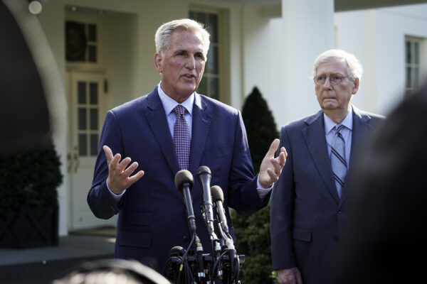 Chủ tịch Hạ viện Kevin McCarthy (Cộng Hòa-California) (trái) và Thượng nghị sĩ Mitch McConnell (Cộng Hòa-Kentucky) nói trước báo giới sau cuộc gặp với Tổng thống Joe Biden và các nhà lãnh đạo khác tại Tòa Bạch Ốc ở Hoa Thịnh Đốn hôm 09/05/2023.(Ảnh: Madalina Vasiliu/The Epoch Times)