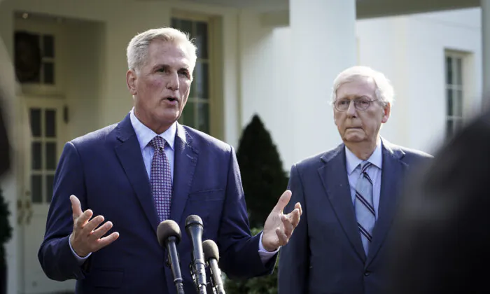 Chủ tịch Hạ viện Kevin McCarthy (Cộng Hòa-California (trái) và Thượng nghị sĩ Mitch McConnell (Cộng Hòa-Kentucky) (phải) nói chuyện với giới báo chí sau cuộc gặp với Tổng thống Joe Biden và các nhà lãnh đạo khác tại Tòa Bạch Ốc ở Hoa Thịnh Đốn, hôm 09/05/2023.(Ảnh: Madalina Vasiliu/The Epoch Times)