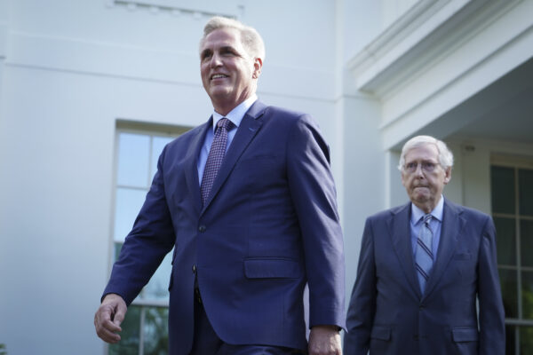 Chủ tịch Hạ viện Kevin McCarthy (Cộng Hòa-California) (trái) và Lãnh đạo Thiểu số Thượng viện Mitch McConnell (Cộng Hòa-Kentucky) (phải) nói chuyện với báo chí sau cuộc gặp với Tổng thống Joe Biden và các nhà lãnh đạo khác tại Tòa Bạch Ốc ở Hoa Thịnh Đốn hôm 09/05/2023. (Ảnh: Madalina Vasiliu/The Epoch Times)