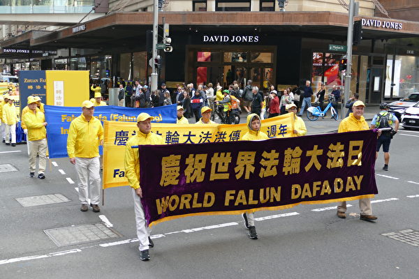 Một người Trung Quốc bày tỏ lòng biết ơn đối với xã hội tự do ở Úc vào Ngày Pháp Luân Đại Pháp Thế Giới