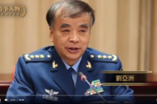 Ông Lưu Á Châu (Liu Yazhou), một Thượng tướng Không quân Trung Quốc đã về hưu và là tác giả, có thể phải đối mặt với một bản án tử hình kèm một sự ân xá. Một số ý kiến cho rằng việc bắt giữ ông có thể được thúc đẩy bởi những bất đồng công khai của ông với Chủ tịch Tập Cận Bình và ĐCSTQ. (Ảnh: Ảnh chụp màn hình video của The Epochtimes)