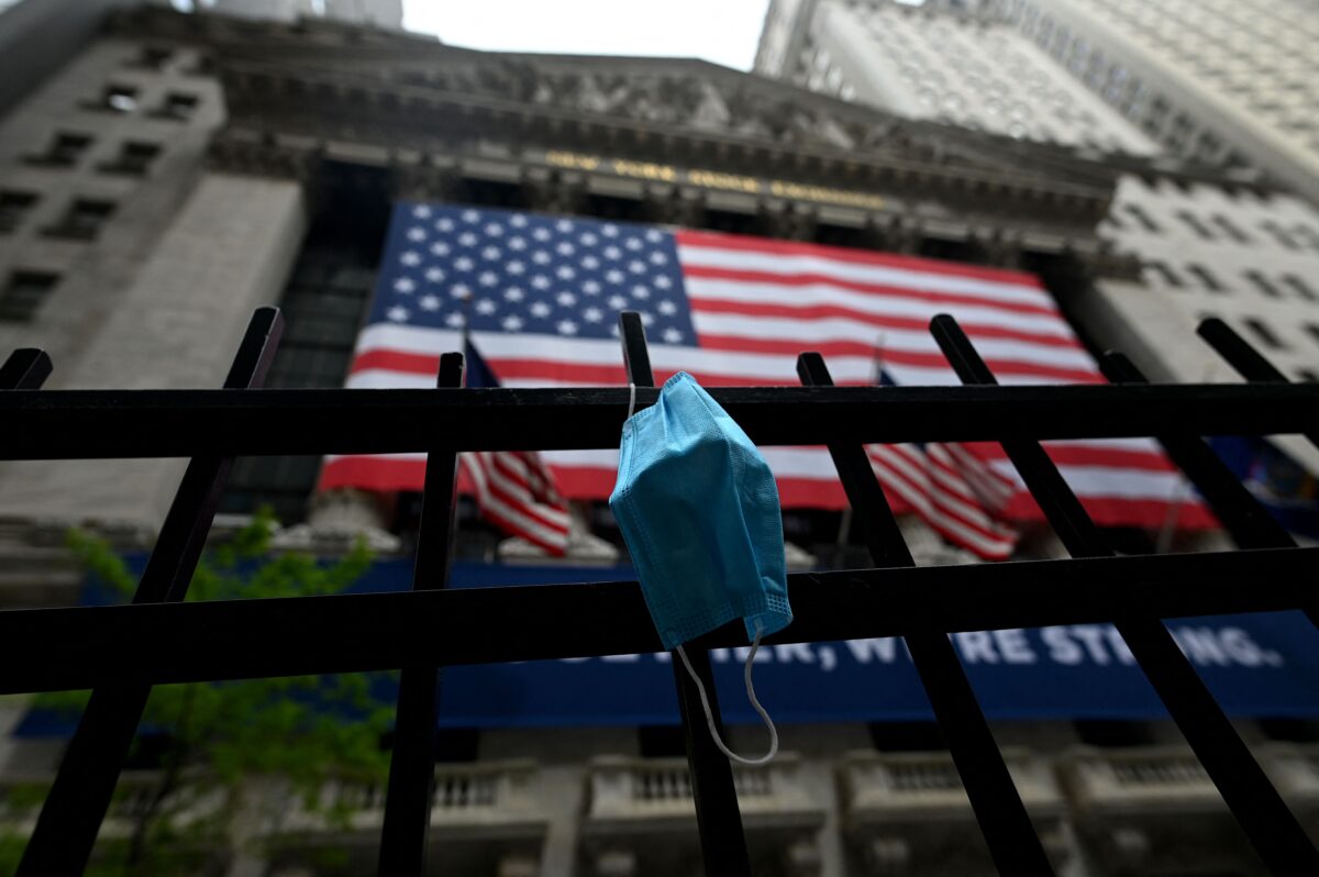 Một chiếc khẩu trang trước Sở giao dịch chứng khoán New York (NYSE) vào ngày 26/05/2020. (Ảnh: Johannes Eisele/AFP qua Getty Images)