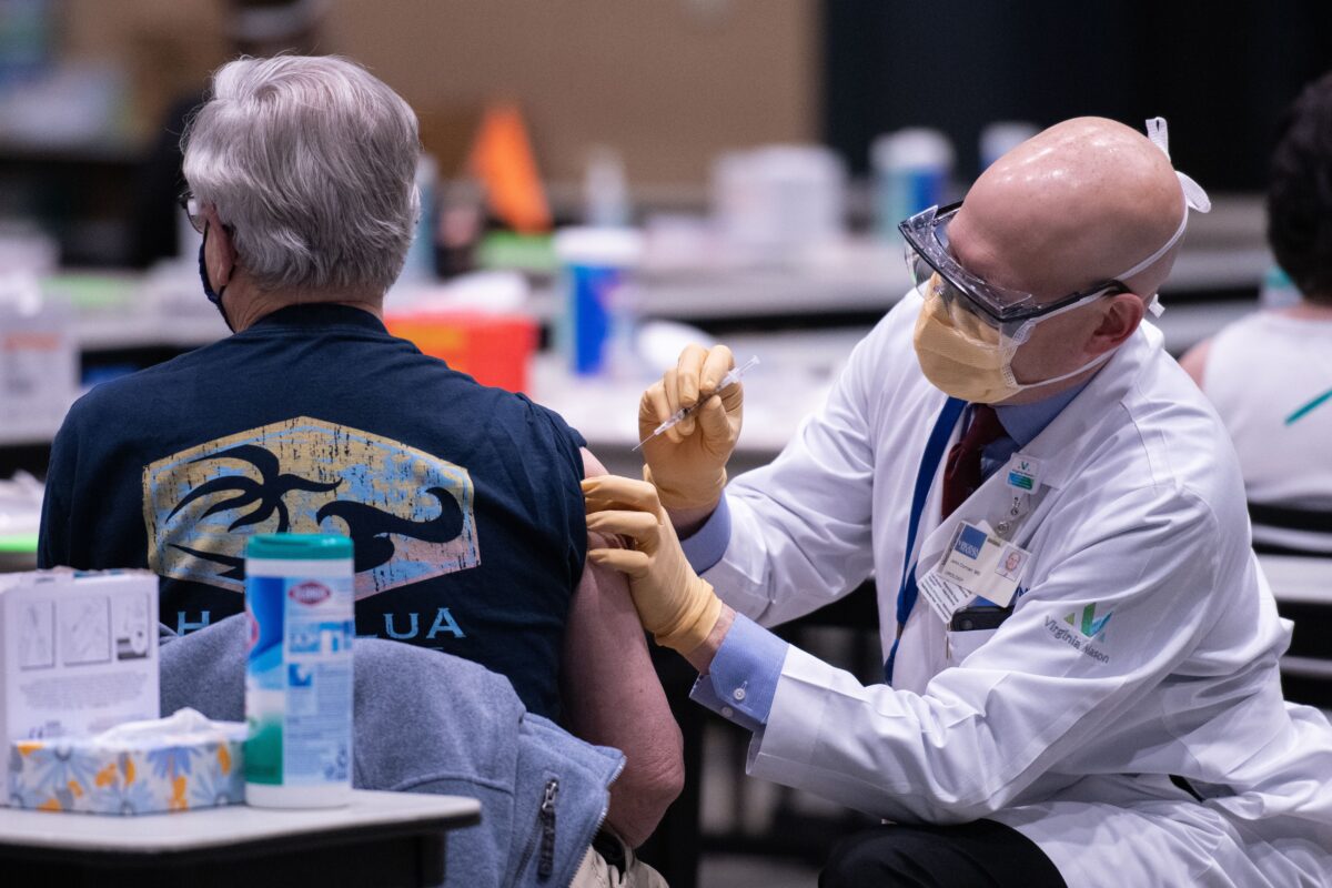 Giám đốc khoa lâm sàng John Corman tại Virginia Mason chích một liều vaccine COVID-19 của hãng dược phẩm Pfizer tại Trung tâm Hội nghị Amazon ở trung tâm thành phố Seattle, Washington, vào ngày 24/01/2021. (Ảnh: Grant Hindsley/AFP qua Getty Images)