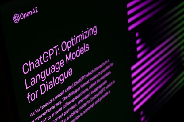 Màn hình chào mừng cho ứng dụng OpenAI “ChatGPT” được hiển thị trên màn hình máy điện toán xách tay hôm 03/02/2023. (Ảnh: Leon Neal/Getty Images)