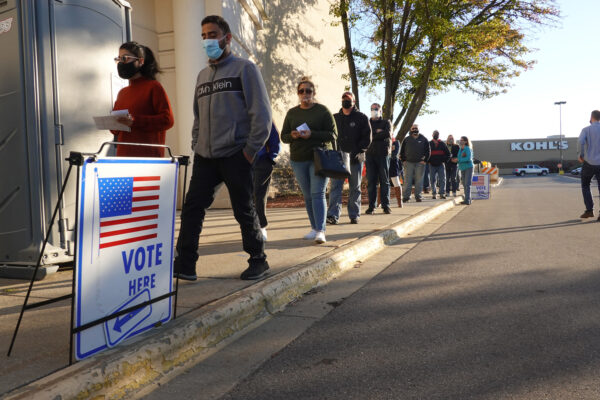 Người dân xếp hàng chờ bỏ phiếu tại một cửa hàng Sears đã đóng cửa ở Trung tâm thương mại Janesville ở Janesville, Wisconsin, vào ngày 03/11/2020. (Ảnh: Scott Olson/Getty Images)
