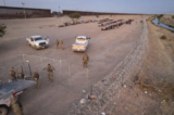 Lực lượng Vệ binh Quốc gia Texas thiết lập một “điểm án ngữ” gần một khu vực có nhiều người vượt biên trái phép gần El Paso, Texas, hôm 09/05/2023. (Ảnh: John Moore/Getty Images)