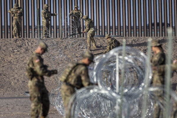 Các binh sĩ Vệ binh Quốc gia Texas tháo dây thép gai gần hàng rào biên giới Hoa Kỳ-Mexico ở El Paso, Texas, hôm 10/05/2023. (Ảnh: John Moore/Getty Images)