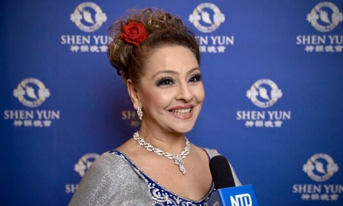 Bà Honey Kalaria thưởng thức Nghệ thuật Biểu diễn Shen Yun tại Trung Tâm Eventim Apollo, London tối hôm 20/04/2023. (Ảnh: NTD)