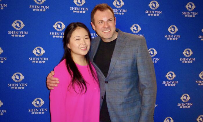 Cô Sharon Lee (bên trái) thưởng thức Nghệ thuật Biểu diễn Shen Yun tại Phòng hòa nhạc First Ontario ở Hamilton, Canada hôm 21/03/2023. (Ảnh: NTD)