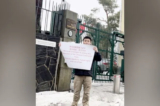 Anh Triệu Vân Đình (Zhao Yunting) biểu tình phản đối sự chuyên chế của chính quyền Trung Quốc trước Đại sứ quán Trung Quốc ở Helsinki, Phần Lan, hồi tháng 03/2023. (Ảnh: Đăng dưới sự cho phép của anh Triệu Vân Đình)