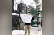 Anh Triệu Vân Đình (Zhao Yunting) biểu tình phản đối sự chuyên chế của chính quyền Trung Quốc trước Đại sứ quán Trung Quốc ở Helsinki, Phần Lan, hồi tháng 03/2023. (Ảnh: Đăng dưới sự cho phép của anh Triệu Vân Đình)
