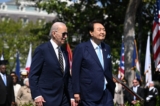 Tổng thống Hoa Kỳ Joe Biden và Tổng thống Nam Hàn Yoon Suk-yeol tham dự một buổi lễ đón tiếp cấp quốc gia tại Bãi cỏ phía Nam của Tòa Bạch Ốc ở Hoa Thịnh Đốn, hôm 26/04/2023. (Ảnh: Jim Watson/AFP qua Getty Images)