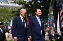 Tổng thống Hoa Kỳ Joe Biden và Tổng thống Nam Hàn Yoon Suk-yeol tham dự một buổi lễ đón tiếp cấp quốc gia tại Bãi cỏ phía Nam của Tòa Bạch Ốc ở Hoa Thịnh Đốn, hôm 26/04/2023. (Ảnh: Jim Watson/AFP qua Getty Images)