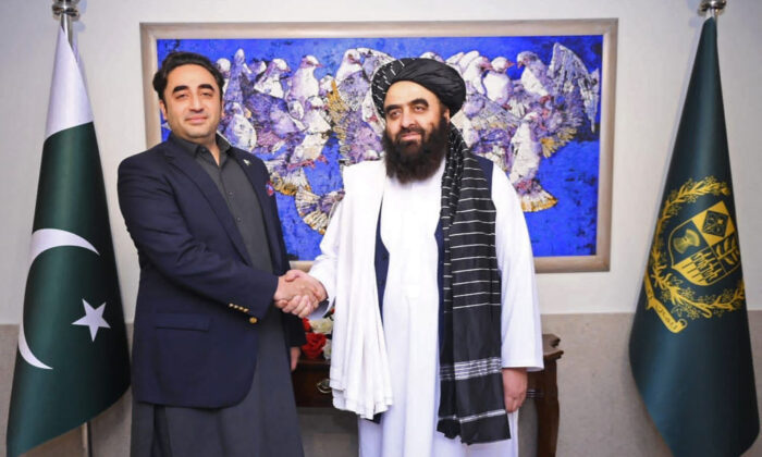 Ngoại trưởng Pakistan Bilawal Bhutto Zardari (Trái) bắt tay với Ngoại trưởng Afghanistan Amir Khan Muttaqi trong cuộc họp ở Islamabad hôm 07/05/2023. (Ảnh: Bộ Ngoại giao Pakistan/AFP/Getty Images)