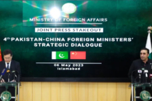 Ngoại trưởng Pakistan Bilawal Bhutto Zardari (Phải) diễn thuyết trong một cuộc họp báo chung cùng với người đồng cấp Trung Quốc, ông Tần Cương, tại Bộ Ngoại giao ở Islamabad, Pakistan hôm 06/05/2023. Ngoại trưởng của chính phủ Taliban ở Afghanistan (một chính phủ không được quốc gia nào công nhận) tổ chức đối thoại hôm 06/05 với những người đồng cấp của ông từ Pakistan và Trung Quốc trong chuyến công du ngoại quốc hiếm hoi. (Ảnh: STR/AFP qua Getty Images)