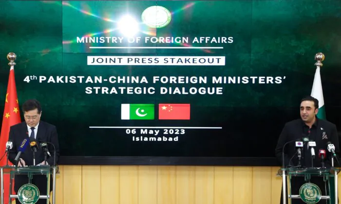 Ngoại trưởng Pakistan Bilawal Bhutto Zardari (Phải) diễn thuyết trong một cuộc họp báo chung cùng với người đồng cấp Trung Quốc, ông Tần Cương, tại Bộ Ngoại giao ở Islamabad, Pakistan hôm 06/05/2023. Ngoại trưởng của chính phủ Taliban ở Afghanistan (một chính phủ không được quốc gia nào công nhận) tổ chức đối thoại hôm 06/05 với những người đồng cấp của ông từ Pakistan và Trung Quốc trong chuyến công du ngoại quốc hiếm hoi. (Ảnh: STR/AFP qua Getty Images)
