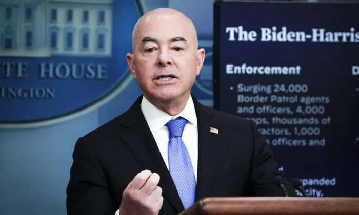 Bộ trưởng DHS: Biên giới vẫn có thể chứng kiến làn sóng vượt biên sau khi Đề mục 42 kết thúc