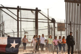 Những người nhập cư trái phép lên xe tải sau khi chờ dọc theo bức tường biên giới để đầu hàng trước các nhân viên Tuần tra Biên giới của Cục Hải quan và Biên phòng Hoa Kỳ (CBP) để được làm thủ tục nhập cư và yêu cầu tị nạn, sau khi băng qua sông Rio Grande vào Hoa Kỳ trên biên giới Hoa Kỳ-Mexico ở El Paso, Texas, hôm 11/05/2023. (Ảnh: Patrick T. Fallon/AFP qua Getty Images)