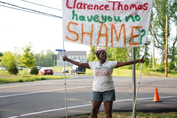 Người biểu tình Nadine Seiler giương cao một tấm biểu ngữ trong một cuộc biểu tình ủng hộ phá thai gần tư gia của Thẩm phán Clarence Thomas hôm 11/05. (Ảnh: Joseph Lord/The Epoch Times)