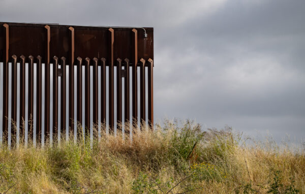 Một đoạn bức tường biên giới Hoa Kỳ được để mở ở San Diego, California, hôm 11/05/2023. (Ảnh: John Fredricks/The Epoch Times)