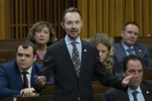 Nghị viên Đảng Bảo Thủ Michael Cooper xuất hiện trong phiên chất vấn trên Đồi Nghị viện ở Ottawa, hôm 28/04/2023. (Ảnh: Adrian Wyld/The Canadian Press)