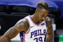 Cầu thủ số 39 của đội Philadelphia 76ers, anh Dwight Howard, phản ứng sau một pha phạm lỗi trong hiệp hai với đội Houston Rockets tại Trung tâm Wells Fargo ở Philadelphia, Pennsylvania, vào ngày 17/02/2021. (Ảnh: Tim Nwachukwu/Getty Images)