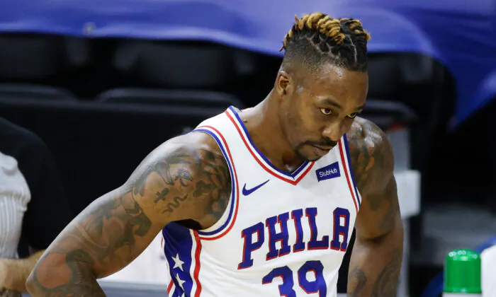 Cầu thủ số 39 của đội Philadelphia 76ers, anh Dwight Howard, phản ứng sau một pha phạm lỗi trong hiệp hai với đội Houston Rockets tại Trung tâm Wells Fargo ở Philadelphia, Pennsylvania, vào ngày 17/02/2021. (Ảnh: Tim Nwachukwu/Getty Images)