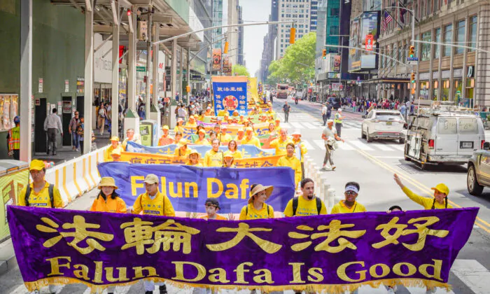 New York: Diễn hành kỷ niệm sự kiện của Pháp Luân Công, lên án cuộc bức hại tôn giáo ở Trung Quốc