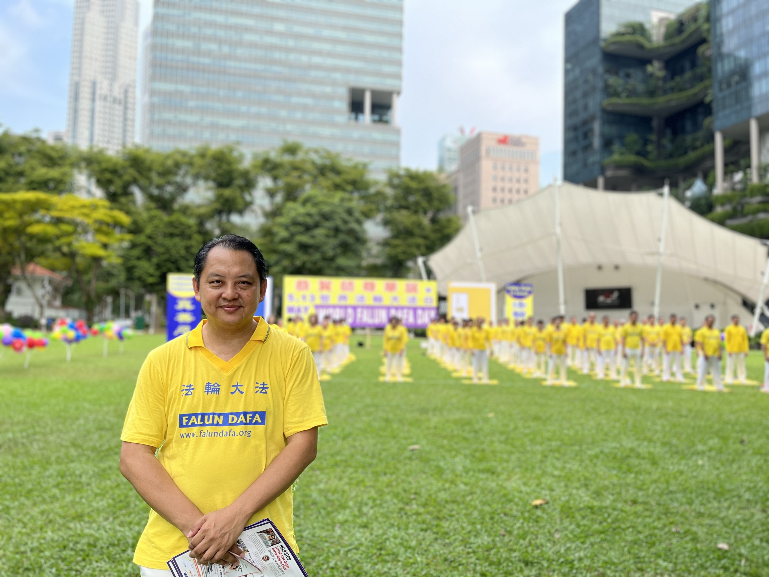 Ông Victor Sia, 51 tuổi, tham dự lễ kỷ niệm Ngày Pháp Luân Đại Pháp Thế giới tại Singapore, hôm 05/05/2023. (Ảnh: Jocelyn Neo/The Epoch Times)