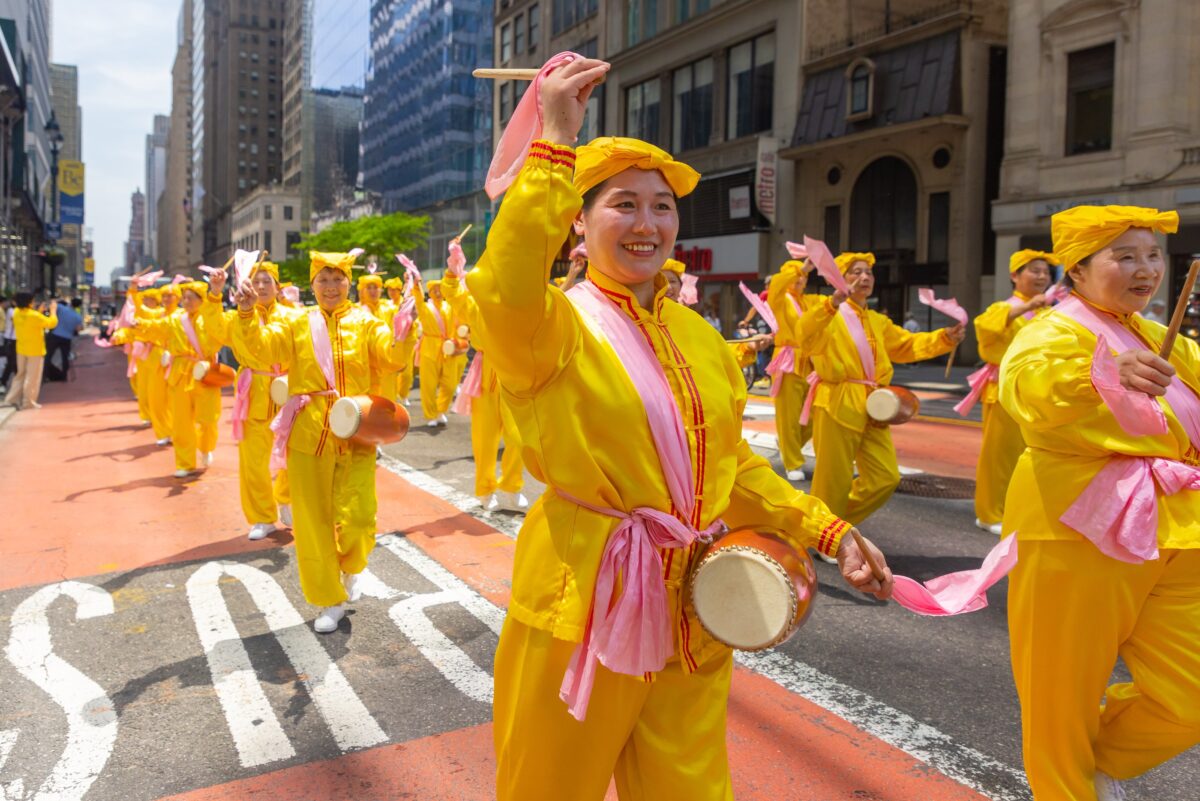 14 Các học viên Pháp Luân Công diễn hành ở Manhattan để kỷ niệm Ngày Pháp Luân Đại Pháp Thế Giới hôm 12/05/2023, ở New York. (Ảnh: Mark Zou/The Epoch Times)