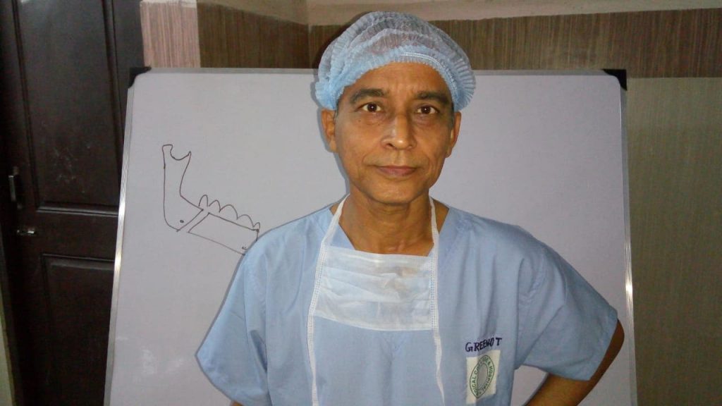 Tiến sĩ Utpal Kumar Bit, 65 tuổi, trưởng khoa Phẫu thuật tạo hình tại Đại học Y Khoa Kolkata, tiểu bang West Bengal, Ấn Độ. (Ảnh: Đăng dưới sự cho phép của ông Utpal Kumar Bit)
