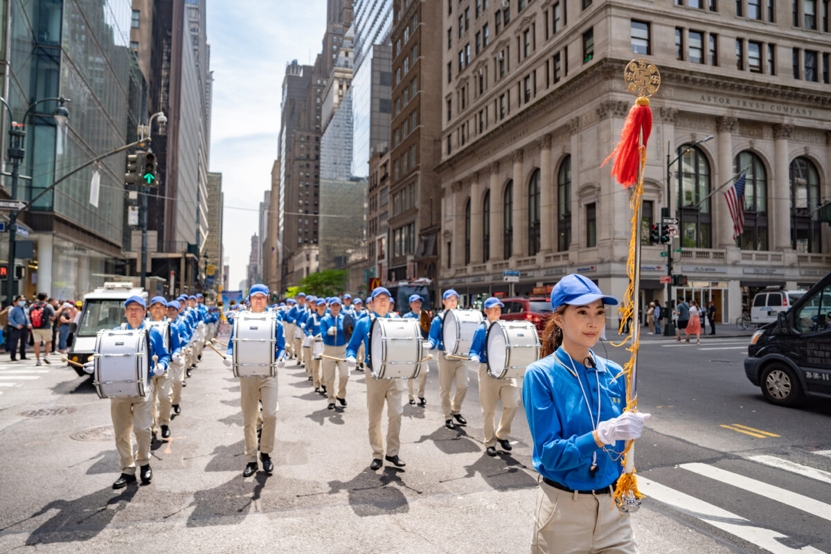 8 Các học viên Pháp Luân Công diễn hành ở Manhattan để kỷ niệm Ngày Pháp Luân Đại Pháp Thế Giới hôm 12/05/2023, ở New York. (Ảnh: Samira Bouaou/The Epoch Times)