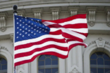 Một lá cờ Hoa Kỳ bay phấp phới trên Tòa nhà Capitol Hoa Kỳ ở Hoa Thịnh Đốn hôm 12/05/2023. (Ảnh: Madalina Vasiliu/The Epoch Times)