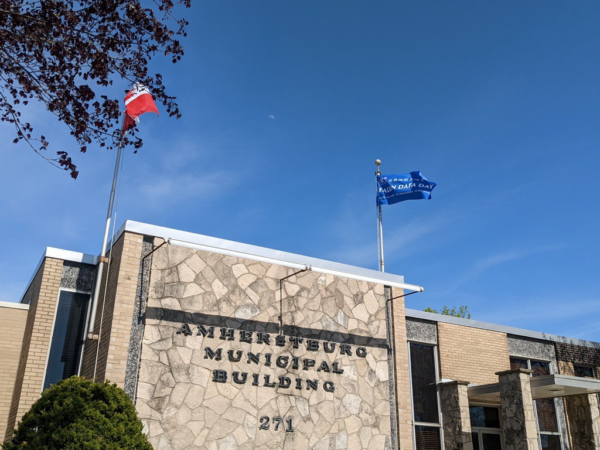 Một lá cờ của Pháp Luân Đại Pháp tung bay trên tòa nhà thành phố Amherstburg hôm 05/05/2023. (Ảnh đăng dưới sự cho phép của Hiệp hội Pháp Luân Đại Pháp Canada)