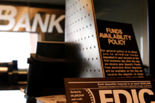Các bảng hiệu giải thích chính sách chung của Tổng công ty Bảo hiểm Tiền gửi Liên bang (FDIC) và các chính sách ngân hàng khác được trưng bày trên quầy của một ngân hàng ở Westminster, Colorado, ngày 03/11/2009. (Ảnh: Rick Wilking/Reuters/Ảnh tư liệu)