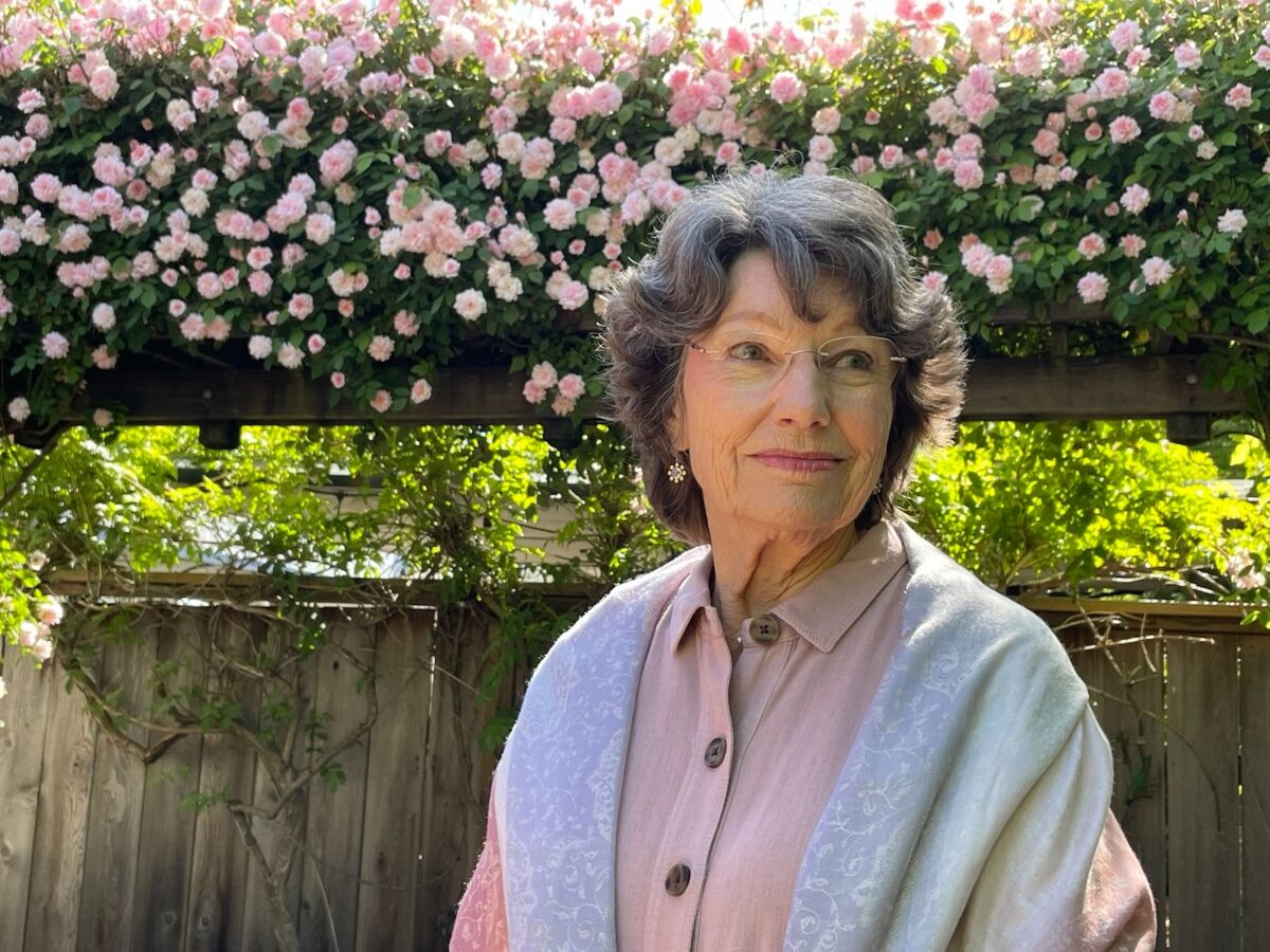 Bà Linda Campbell trong khu vườn sau nhà của bà ở Quận Sonoma, California, hôm 12/05/2023. (Ảnh: Đăng dưới sự cho phép của bà Linda Campbell)