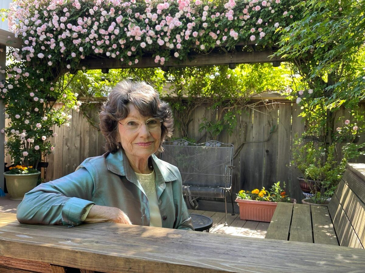 Bà Linda Campbell trong vườn nhà của mình ở Quận Sonoma, California, ảnh chụp hôm 12/05/2023. (Ảnh: Đăng dưới sự cho phép của bà Linda Campbell)