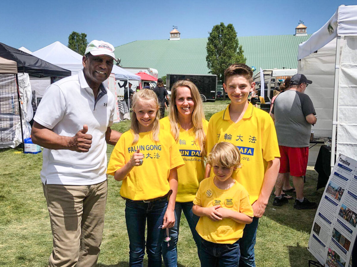 Dân biểu Burgess Owens (Cộng Hòa-Utah) chụp ảnh cùng cô Jami Smith và các con của cô tại một sự kiện ở Herriman, Utah, vào tháng 06/2022. (Ảnh: Đăng dưới sự cho phép của cô Jami Smith)
