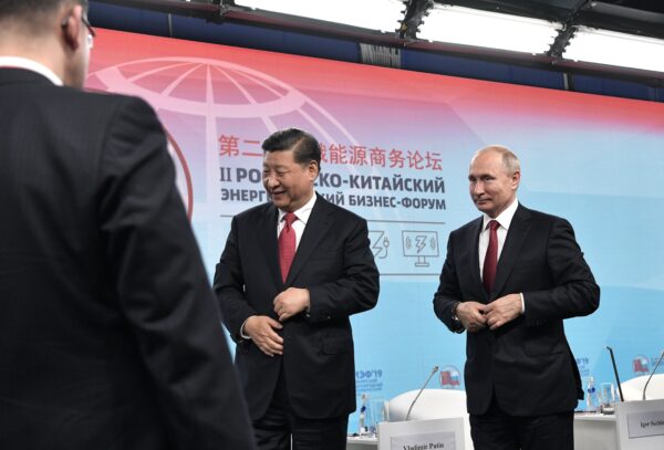 Tổng thống Nga Vladimir Putin và người đồng cấp Trung Quốc Tập Cận Bình tham dự diễn đàn năng lượng Nga-Trung trong Diễn đàn Kinh tế Quốc tế St. Petersburg (SPIEF) ở Saint Petersburg vào ngày 07/06/2019. (Ảnh: Alexey Nikolsky/AFP qua Getty Images)