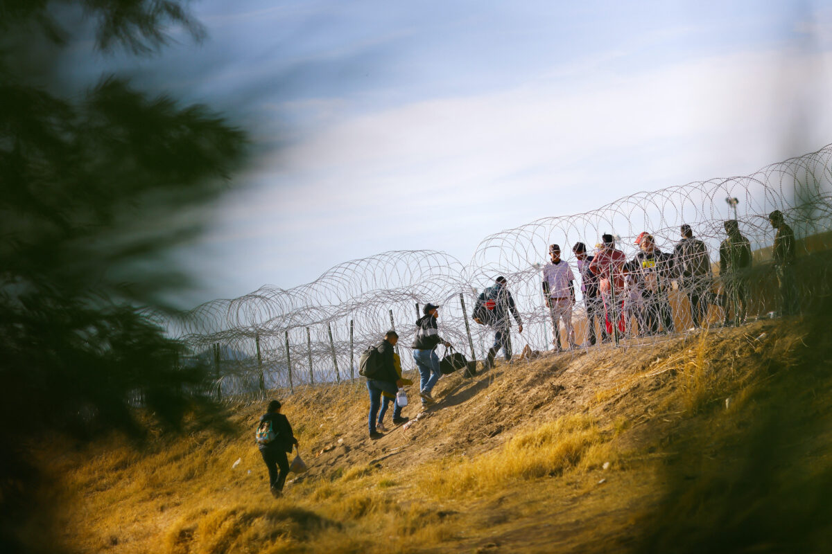 Những người di cư có ý định đầu hàng các đặc vụ Tuần tra Biên giới Hoa Kỳ sau khi băng qua sông Rio Bravo nhìn từ Ciudad Juarez, Mexico, hôm 09/05/2023. (Ảnh: Jose Luis Gonzalez/Reuters)
